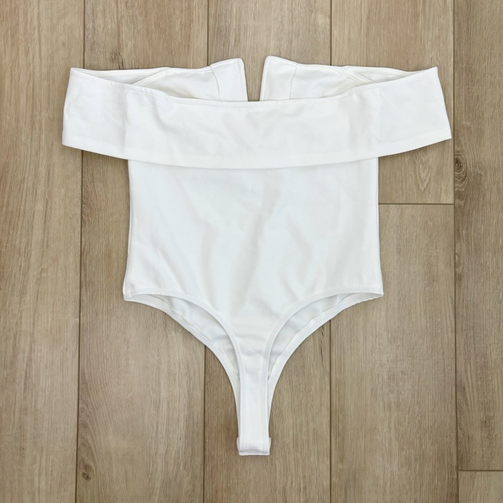 Superdown Aaliyah Deep V Bodysuit in White Size M - Picture 3 of 7
